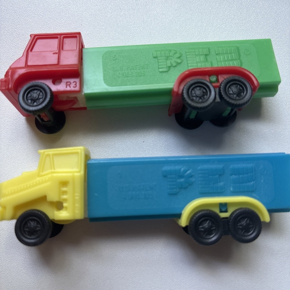 2 VINTAGE NO FEET PEZ DISPENSERS ~ RED‎ Green &YELLOW Blue SEMI TRUCKS